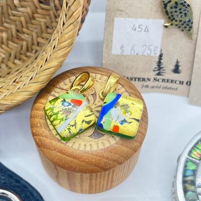 LOT 121: Pewter Nantucket Scrimshaw Basket Pendant, Dyed Oval Howlite Pendant, Two Art Glass Pendants, Fifteen Puzzle and More!