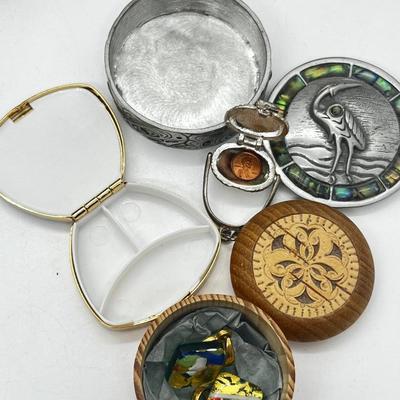 LOT 121: Pewter Nantucket Scrimshaw Basket Pendant, Dyed Oval Howlite Pendant, Two Art Glass Pendants, Fifteen Puzzle and More!