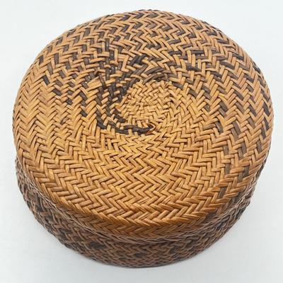 LOT 121: Pewter Nantucket Scrimshaw Basket Pendant, Dyed Oval Howlite Pendant, Two Art Glass Pendants, Fifteen Puzzle and More!