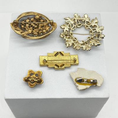 LOT 140: Brooches/Pins: Sarah Coventry, BSK and More!