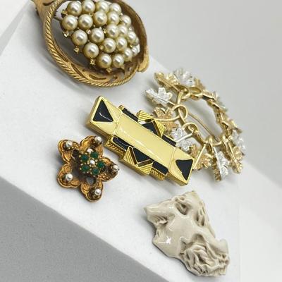 LOT 140: Brooches/Pins: Sarah Coventry, BSK and More!