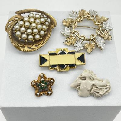 LOT 140: Brooches/Pins: Sarah Coventry, BSK and More!