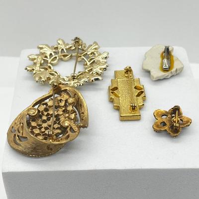 LOT 140: Brooches/Pins: Sarah Coventry, BSK and More!