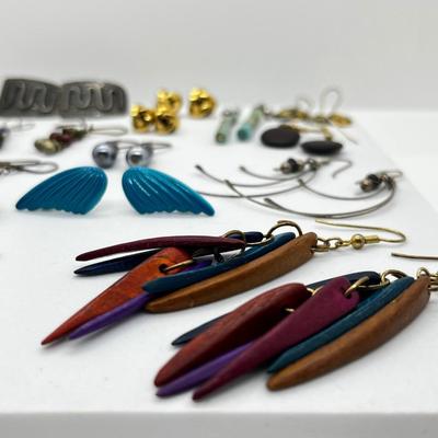 LOT 143: Fun Pierced Earring Lot