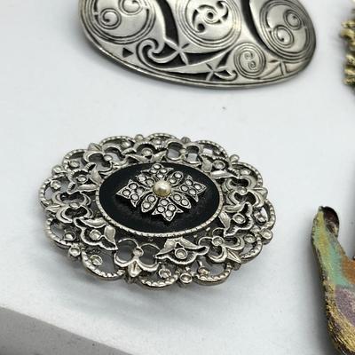 LOT 147: Vintage Artisan Brooch/Pin Lot