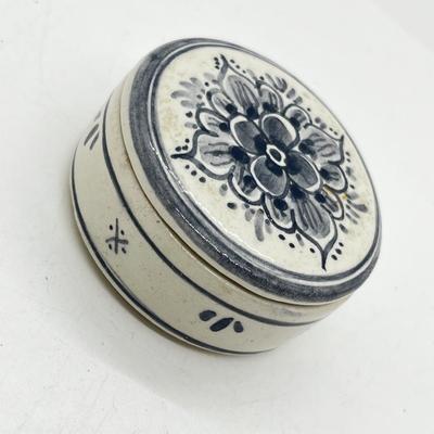 LOT 148: Vintage Delft Blue Ceramic Trinket Box With Assortment of 925 Rings - Sizes 5 and Up