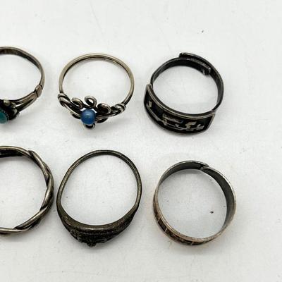 LOT 148: Vintage Delft Blue Ceramic Trinket Box With Assortment of 925 Rings - Sizes 5 and Up