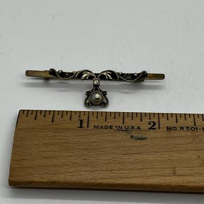LOT 159: Antique Art Nouveau Gold Vermeil 925 Pearl and Rhinestone Bar Pin - 3.4 GTW