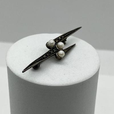 LOT 163: Sterling Silver Marcasite and Pearl Artist-Signed Antique Brooch - 3.5 GTW