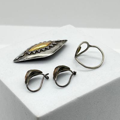 LOT 165: Two-Tone Vintage 925 Brooch, Pierced Earrings and Size 7 Ring - 7.7 GTW