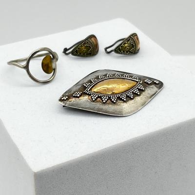 LOT 165: Two-Tone Vintage 925 Brooch, Pierced Earrings and Size 7 Ring - 7.7 GTW