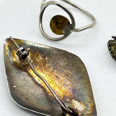 LOT 165: Two-Tone Vintage 925 Brooch, Pierced Earrings and Size 7 Ring - 7.7 GTW
