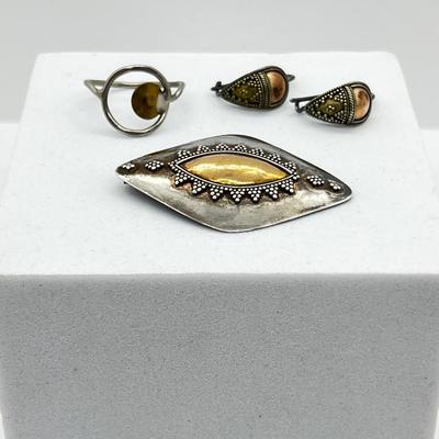 LOT 165: Two-Tone Vintage 925 Brooch, Pierced Earrings and Size 7 Ring - 7.7 GTW
