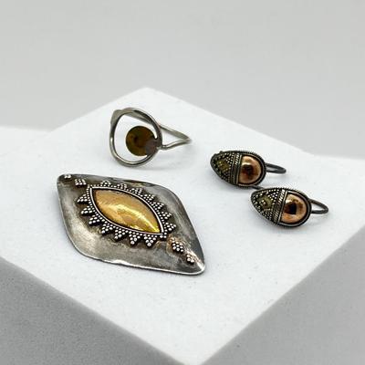LOT 165: Two-Tone Vintage 925 Brooch, Pierced Earrings and Size 7 Ring - 7.7 GTW