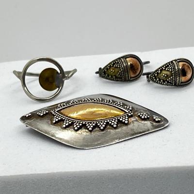 LOT 165: Two-Tone Vintage 925 Brooch, Pierced Earrings and Size 7 Ring - 7.7 GTW