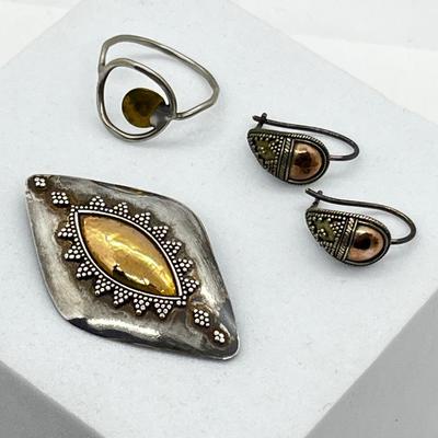 LOT 165: Two-Tone Vintage 925 Brooch, Pierced Earrings and Size 7 Ring - 7.7 GTW