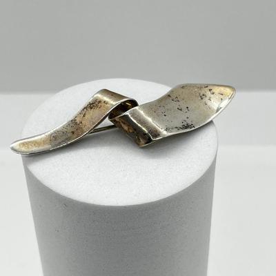 LOT 166: Vintage Sterling Silver Modernist Twist Brooch - 4.4 Grams