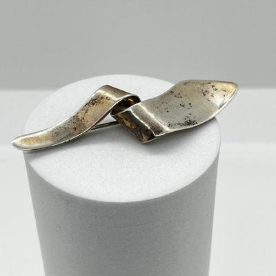 LOT 166: Vintage Sterling Silver Modernist Twist Brooch - 4.4 Grams