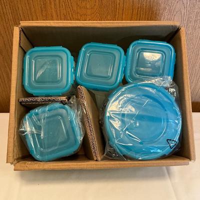 8 piece Lock and Lock Containers, New in box