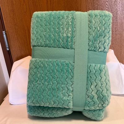 2 pack of new lounge trow blanket