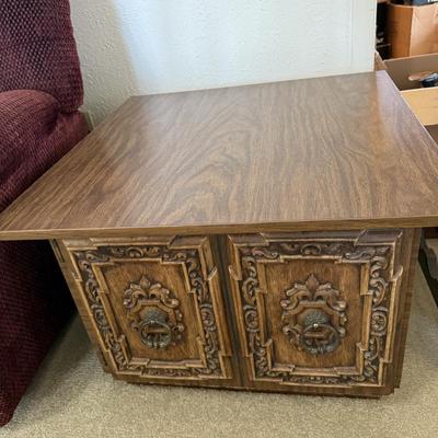 Living room end tables & decor lot