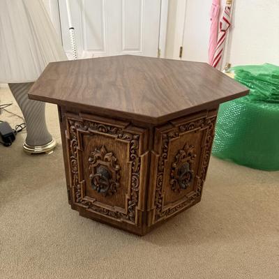 Living room end tables & decor lot