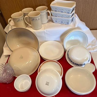Various items of Corning wear dishes