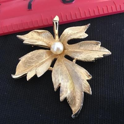 Vintage Maple leaf Brooch