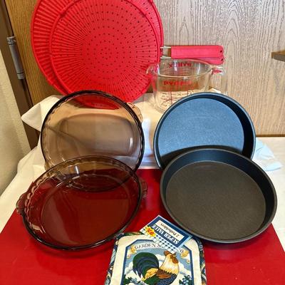 Pyrex pie pans/cake pans