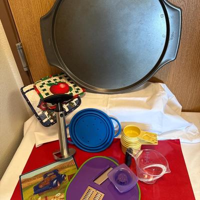 Heavy duty pizza pan with lots of accessories