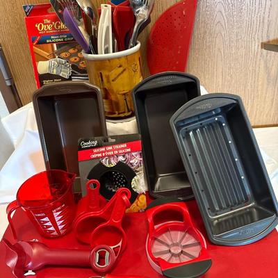 Meatloaf pans, Ceramic container with utensils