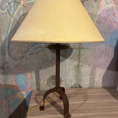 Table top lamp curved base