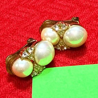 J5-Christian Dior Vintage Clip-On Earrings