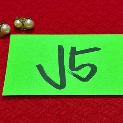 J5-Christian Dior Vintage Clip-On Earrings