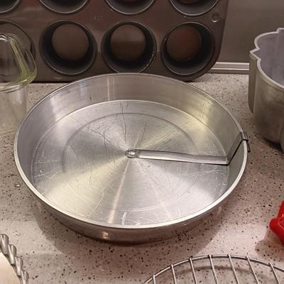 AN ASSORTMENT OF BAKEWARE