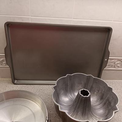 AN ASSORTMENT OF BAKEWARE