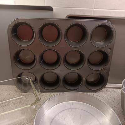 AN ASSORTMENT OF BAKEWARE