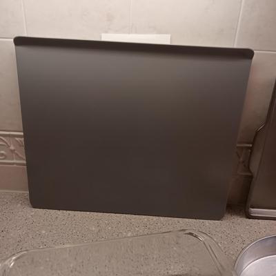 AN ASSORTMENT OF BAKEWARE