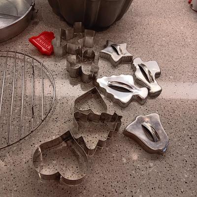AN ASSORTMENT OF BAKEWARE