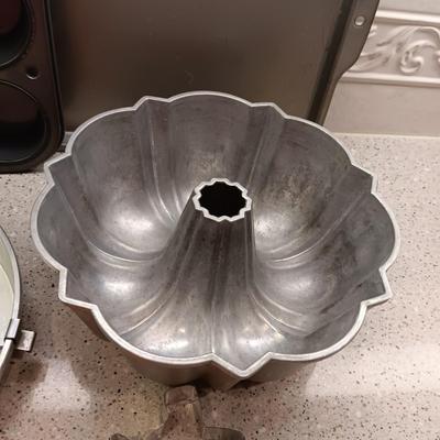 AN ASSORTMENT OF BAKEWARE