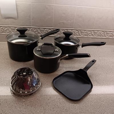 AN ASSORTMENT OF TEFLON COOKWARE