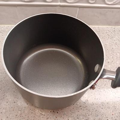 AN ASSORTMENT OF TEFLON COOKWARE