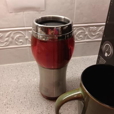 NEW BRAUN BREWSENSE COFFEE MAKER, GIBSON COFFEE MUGS AND TRAVEL CUPS