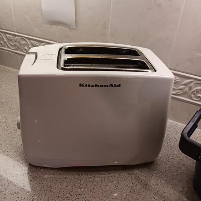 KITCHENAID TOASTER, FRY DADDY AND LITTLE DIPPER CROCK POT
