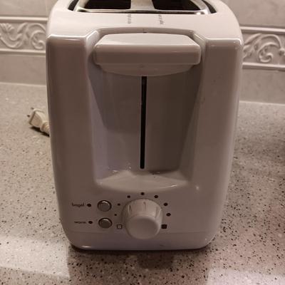 KITCHENAID TOASTER, FRY DADDY AND LITTLE DIPPER CROCK POT