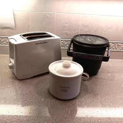 KITCHENAID TOASTER, FRY DADDY AND LITTLE DIPPER CROCK POT