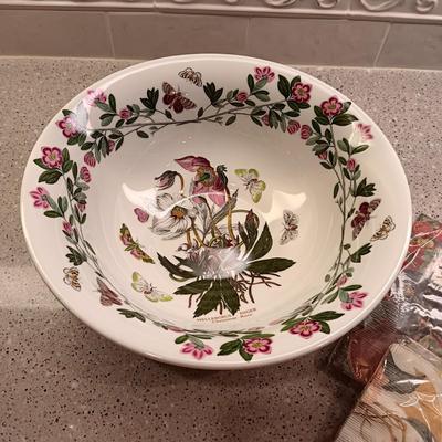PORTMEIRION BOTANIC GARDEN SERVING BOWL, HEAVY GOLD-TONE LEAF DISH & NAPKINS