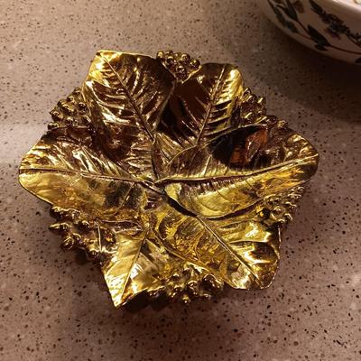 PORTMEIRION BOTANIC GARDEN SERVING BOWL, HEAVY GOLD-TONE LEAF DISH & NAPKINS
