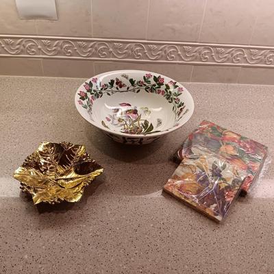 PORTMEIRION BOTANIC GARDEN SERVING BOWL, HEAVY GOLD-TONE LEAF DISH & NAPKINS