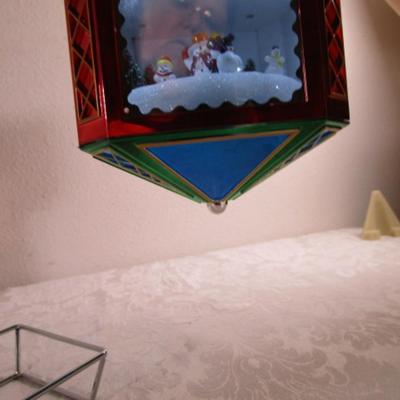 Musical Magic Scene ornament, has stand